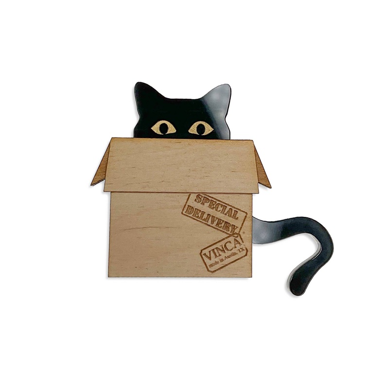 Vinca – PsPsPsPecial Delivery – Cat in a Box Brooch